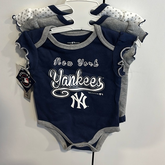 MLB Other - 3 Piece New York Yankees Girls Onies NWT